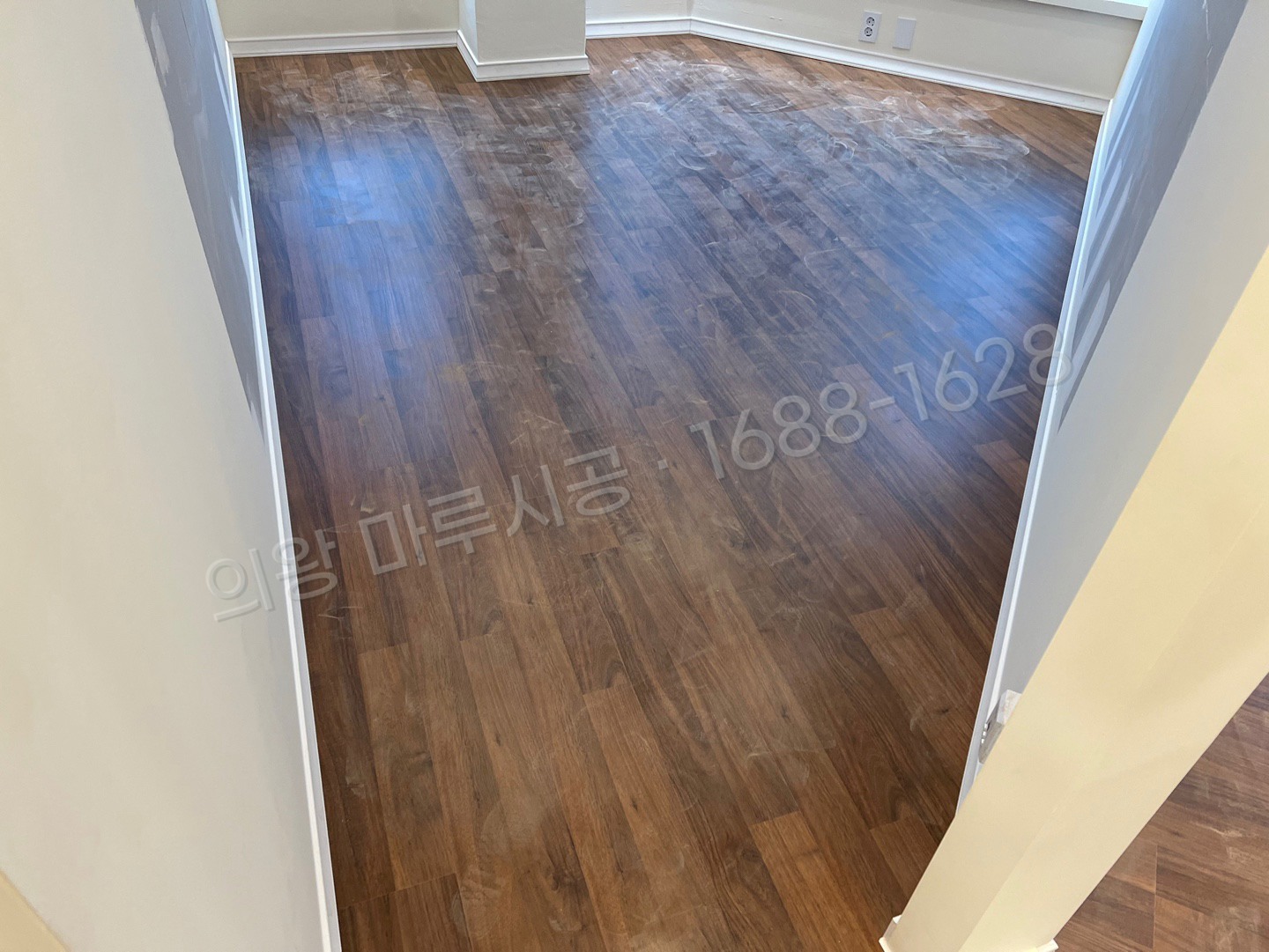 의왕 내손동 바닥공사 마루시공업체 강화마루 동화 클릭S 월넛 상가 시공 완료